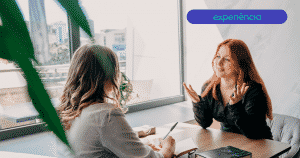 Duas mulheres conversando, como se numa entrevista com usuário, mostrando empatia.
