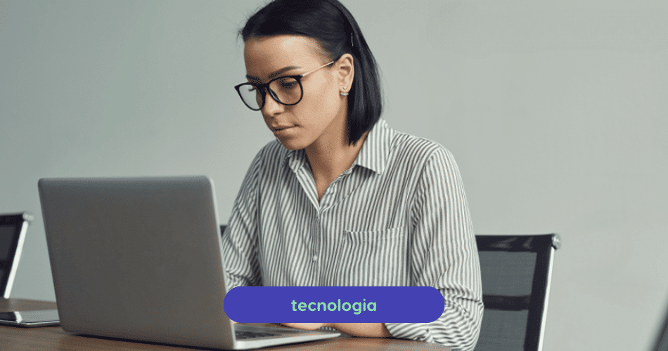 Descrição de Imagem: Uma mulher de óculos trabalhando com HTTPS em um laptop em uma mesa.