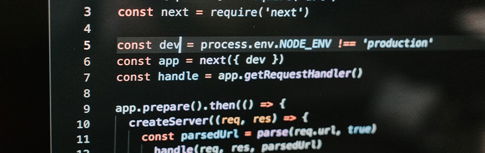 Imagem de um computador, com um código Next.js sendo exibido na tela. O código é bem organizado e fácil de entender. A imagem é sobre as diferenças entre React.js e Next.js, e qual linguagem deve ser usada em diferentes projetos.