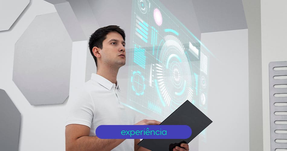 Homem segurando um dispositivo parecido com um tablet, olhando para uma projeção holográfica com vários dados.
