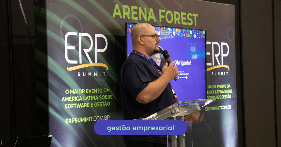 Descrição de imagem: Danilo Passafaro, da TEcnoSPeed, ministrando palestra sobre Diversificação de Receitas no ERP em palco Arena do ERP Summit 2024.