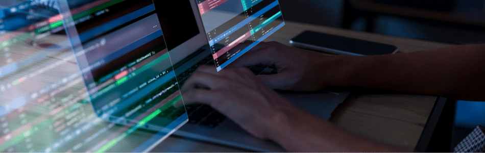 Descrição de Imagem: Uma pessoa trabalhando em um laptop usando WebScraping com Python na prática.