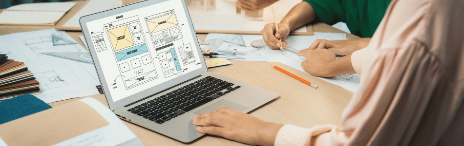 Descrição da Imagem: Uma pessoa trabalhando em um laptop com um design apresentando o INP, uma nova métrica para Core Web Vitals.