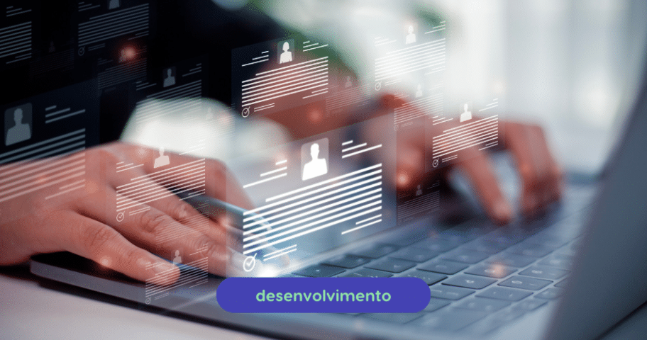 Descrição de Imagem: Mãos digitando em um teclado de laptop com perfis de usuário digitais transparentes e diagramas UML flutuando acima. Há um rótulo azul no centro inferior da imagem com a palavra "desenvolvimento" escrita nele.