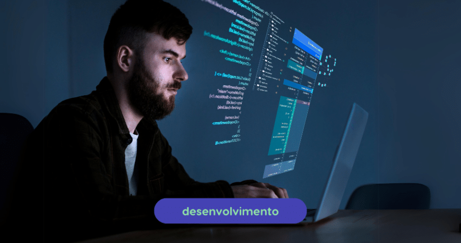 Descrição de Imagem: Uma pessoa trabalhando em um laptop com linhas flutuantes de código e elementos CLI projetados no ar, sugerindo desenvolvimento de software ou codificação. A palavra "desenvolvimento" é exibida em um rótulo roxo na parte inferior. O fundo é escuro.