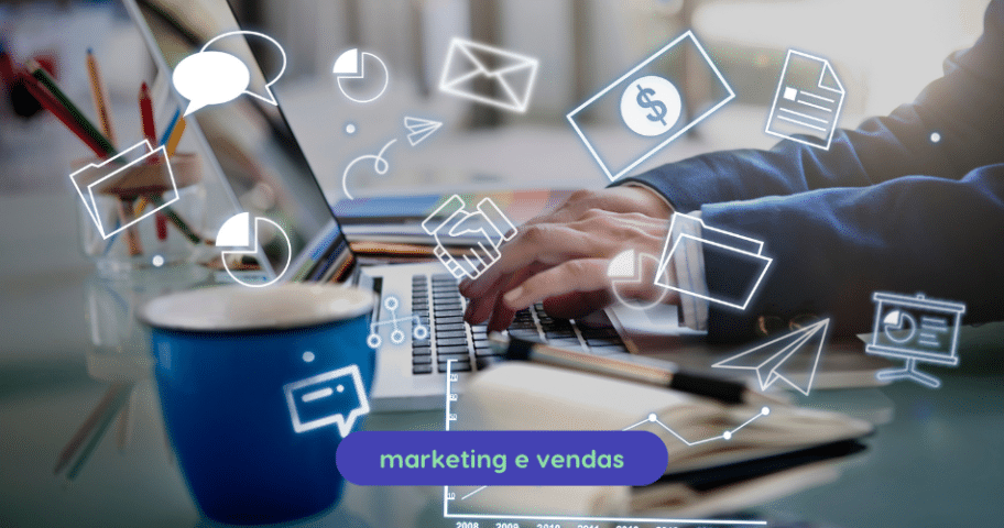 Descrição de Imagem: Uma pessoa está digitando em um laptop cercada por ícones de marketing e vendas, como gráficos, cifrões e símbolos de e-mail. Uma xícara azul está ao lado deles. O texto "marketing e vendas" é exibido na parte inferior, destacando uma atmosfera de prompt de marketing.