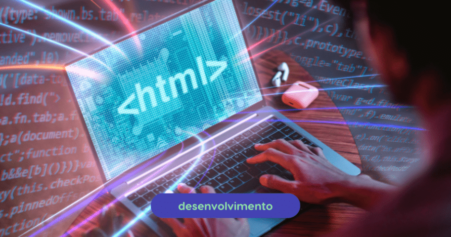 Uma pessoa digitando em um laptop com um holograma de código HTML acima do teclado. Linhas brilhantes e coloridas cercam a tela enquanto os comandos HTML ganham vida. A palavra "desenvolvimento" aparece na parte inferior em um rótulo azul, destacando o processo criativo se desenrolando.